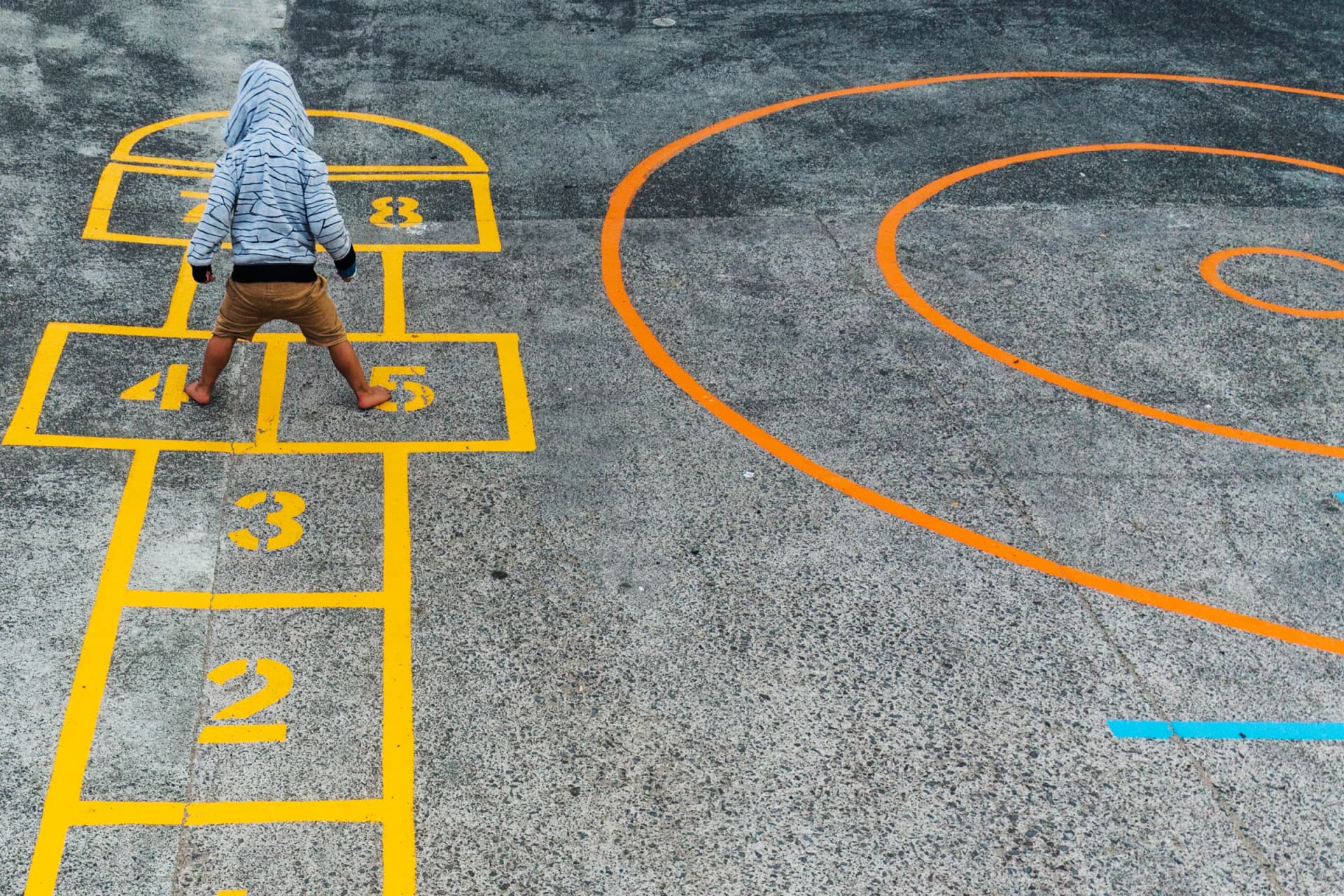 Kinder spielerisch aktiv halten mit Bewegungsspiele mit Kindern