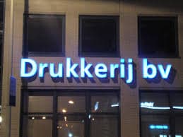 LEDLogo-Werbeschilder für die Fassade: Design, Material und Installation