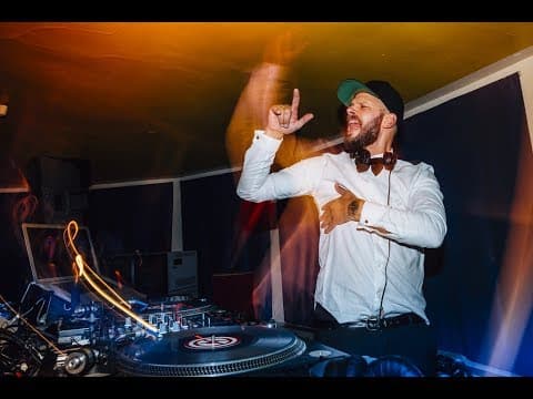 Mixing Moments: Chroniken der Hochzeits-DJ