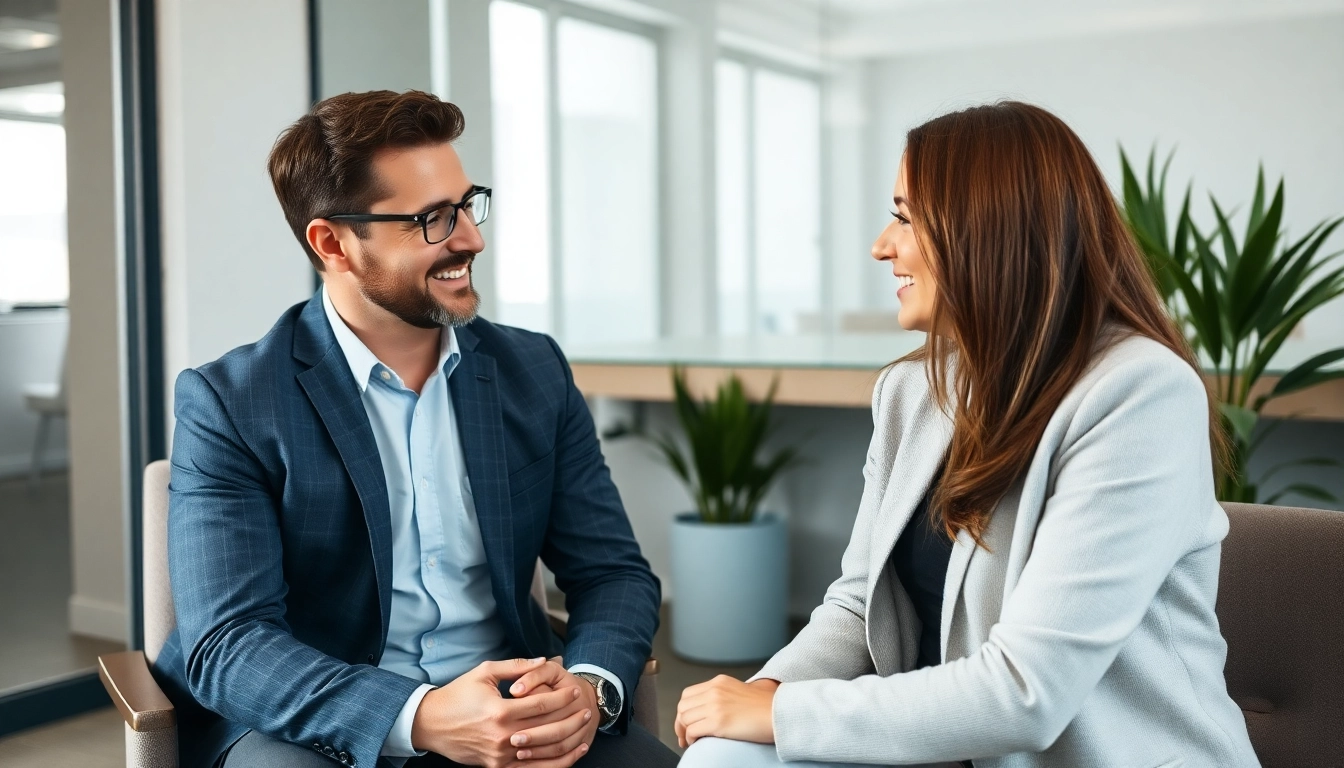 Bewerbungscoaching-Sitzung mit einem engagierten Coach in einem modernen Büro, das positive Energie ausstrahlt.