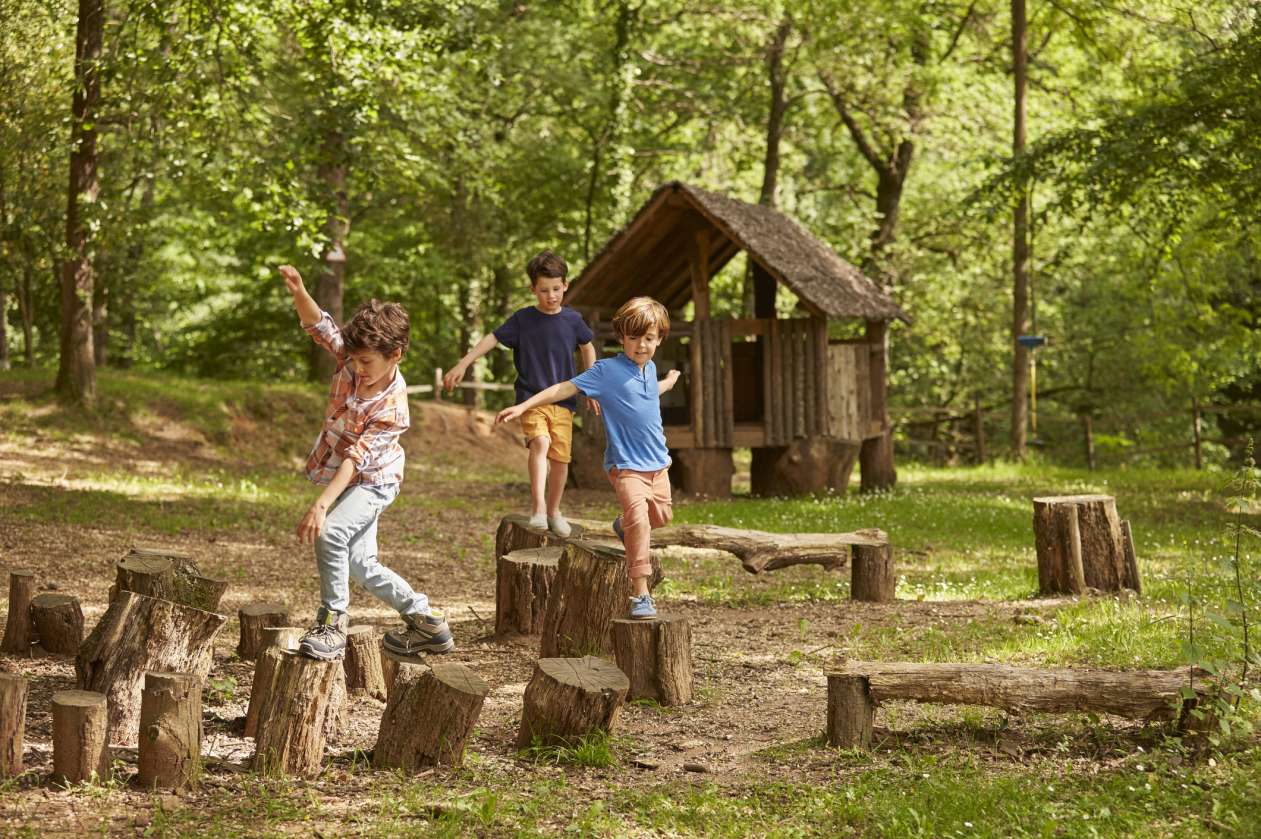 Kinder spielerisch aktiv halten mit Bewegungsspiele mit Kindern